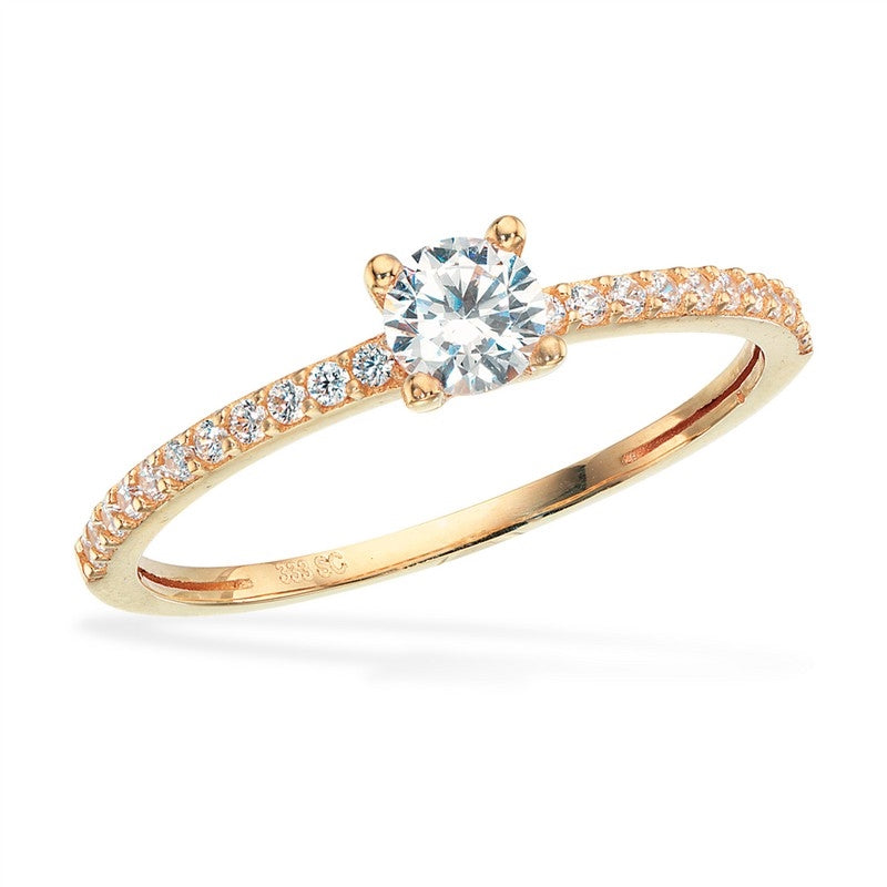 Scrouples ring i 8 karat guld med zirkonia – elegant prinsessering med stor central zirkonia og mindre zirkonia på skinnet.